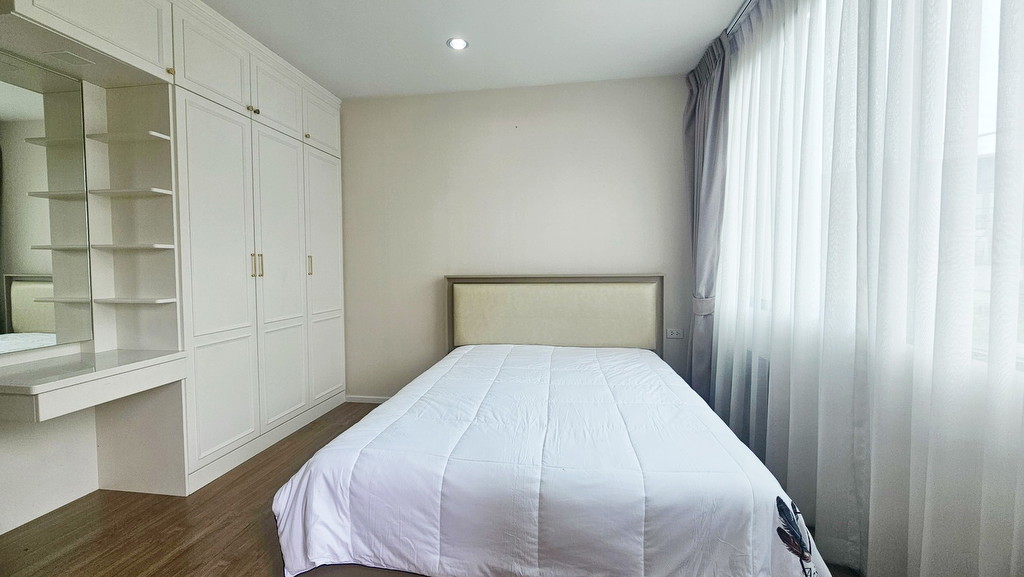 ขายบ้านกลางเมืองวัชรพล ทาวน์โฮม 3 ชั้น เพดานสูง หน้าบ้านไม่ชนใคร ใกล้คลับเฮ้าส์ ตกแต่งสวยพร้อมอยู่