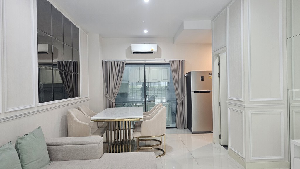 ขายบ้านกลางเมืองวัชรพล ทาวน์โฮม 3 ชั้น เพดานสูง หน้าบ้านไม่ชนใคร ใกล้คลับเฮ้าส์ ตกแต่งสวยพร้อมอยู่