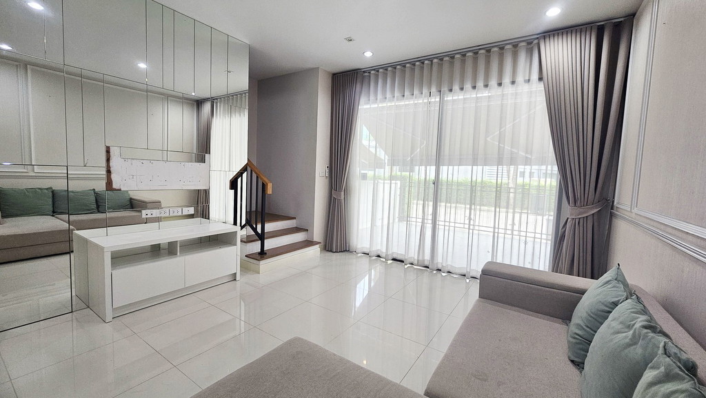 ขายบ้านกลางเมืองวัชรพล ทาวน์โฮม 3 ชั้น เพดานสูง หน้าบ้านไม่ชนใคร ใกล้คลับเฮ้าส์ ตกแต่งสวยพร้อมอยู่