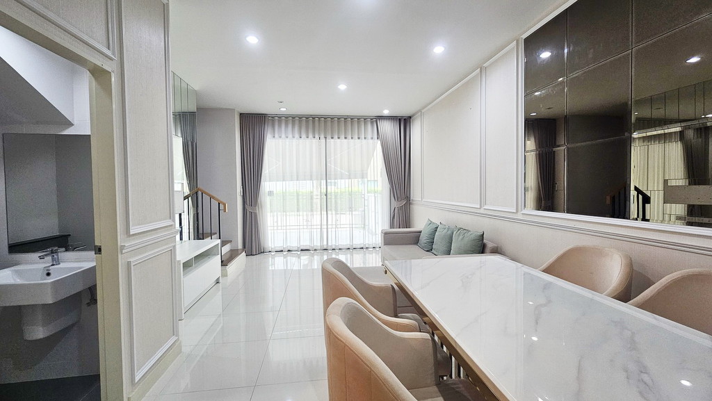 ขายบ้านกลางเมืองวัชรพล ทาวน์โฮม 3 ชั้น เพดานสูง หน้าบ้านไม่ชนใคร ใกล้คลับเฮ้าส์ ตกแต่งสวยพร้อมอยู่