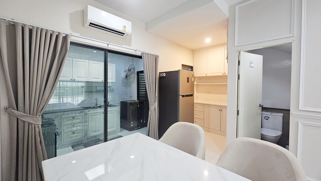 ขายบ้านกลางเมืองวัชรพล ทาวน์โฮม 3 ชั้น เพดานสูง หน้าบ้านไม่ชนใคร ใกล้คลับเฮ้าส์ ตกแต่งสวยพร้อมอยู่