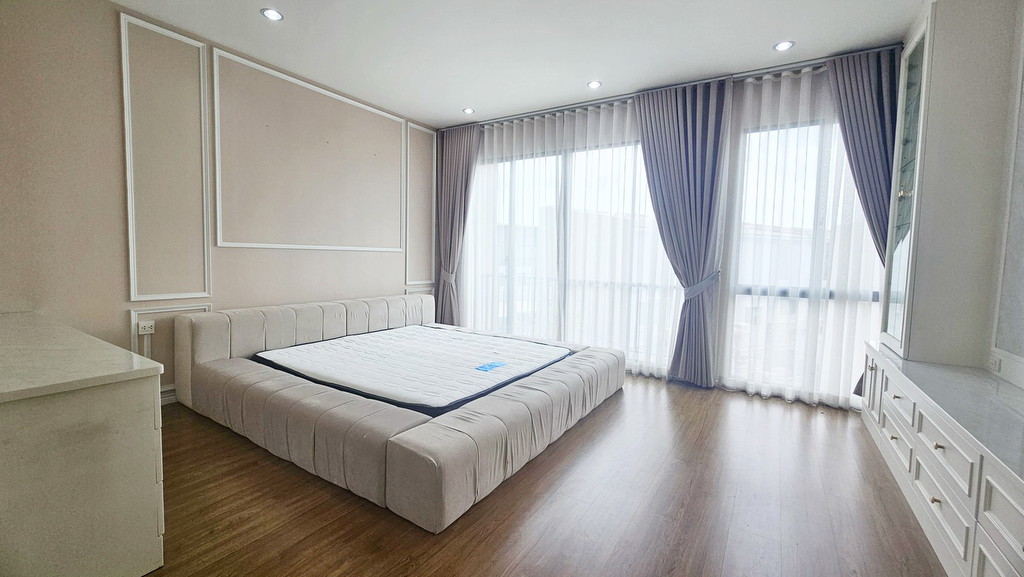 ขายบ้านกลางเมืองวัชรพล ทาวน์โฮม 3 ชั้น เพดานสูง หน้าบ้านไม่ชนใคร ใกล้คลับเฮ้าส์ ตกแต่งสวยพร้อมอยู่