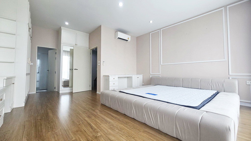 ขายบ้านกลางเมืองวัชรพล ทาวน์โฮม 3 ชั้น เพดานสูง หน้าบ้านไม่ชนใคร ใกล้คลับเฮ้าส์ ตกแต่งสวยพร้อมอยู่
