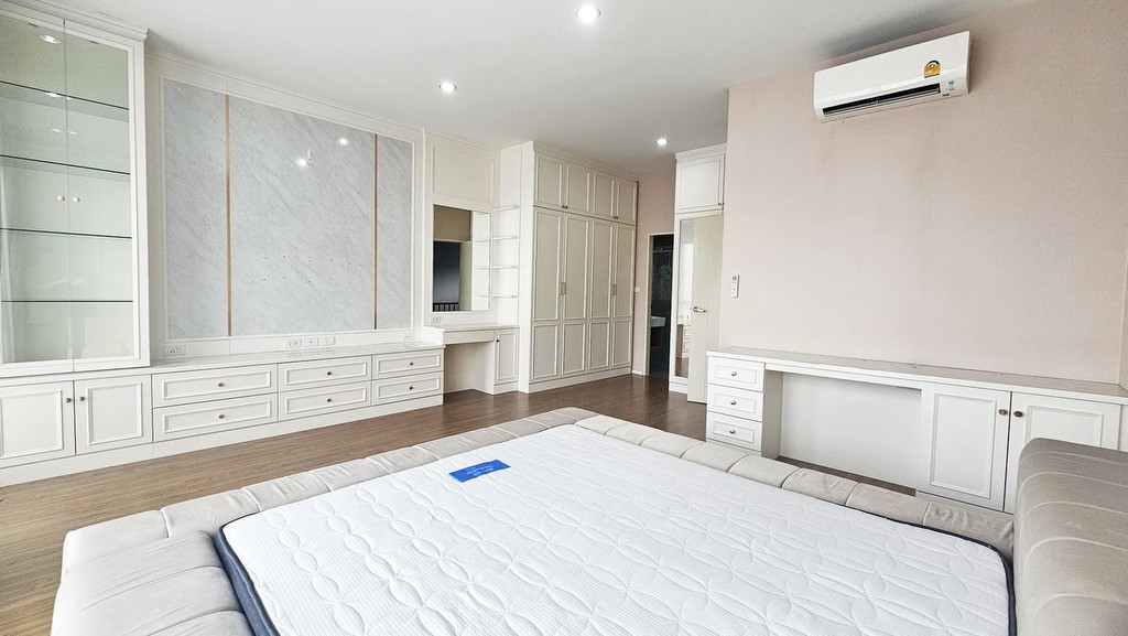 ขายบ้านกลางเมืองวัชรพล ทาวน์โฮม 3 ชั้น เพดานสูง หน้าบ้านไม่ชนใคร ใกล้คลับเฮ้าส์ ตกแต่งสวยพร้อมอยู่