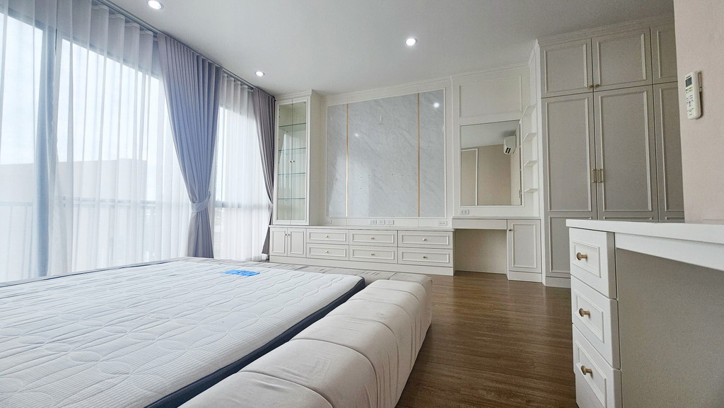 ขายบ้านกลางเมืองวัชรพล ทาวน์โฮม 3 ชั้น เพดานสูง หน้าบ้านไม่ชนใคร ใกล้คลับเฮ้าส์ ตกแต่งสวยพร้อมอยู่