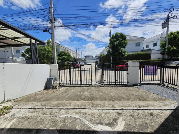 บ้านหลังมุม ทาวน์โฮม 2 ชั้น โครงการเดอะคอนเนค วงแหวน – พระราม 9  ใกล้สุวรรณภูมิ เดินทางสะดวก